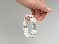 Нежный, воздушный браслет с барочным жемчугом майорка белого цвета, разделенного красивыми коннекторами с фианитами. Замочек - коробка инкрустирован ювелирными кристаллами. Для акцента в симметрии использованы две пары белого хлопкового жемчуга
, фото №160904