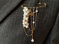 Набор материалов для сборки броши - булавки из натурального жемчуга, серебряной подвеской пчелкой и ювелирной цепочкой. Количество бахромы для броши можно регулировать по своему усмотрению, центральную подвеску поменять на любую другую.
, фото №160994