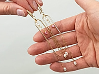 Старинные серьги канделябры, украшенные ювелирной цепочкой, красивым натуральным жемчугом и сияющим топазовым сердечком. Легкие, нежные, для особых случаев, вечеринок, свиданий. Собрав такое украшение, вы не останетесь незамеченной. Длину сережек можно регулировать, укорачивая или удлиняя ювелирную цепочку.
Набор материалов в цвете золото можно пересобрать на цвет серебро.
, фото №161050