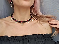 Двухрядный чокер и серьги из бусин черной шпинели и рубиновых шатонов сделают любую женщину загадочной и притягательной. Собрав этот комплект украшений, вы получите незабываемую изюминку для образа прекрасной и таинственной незнакомки.
Сверкающая черным шпинель органично сочетается в алыми каплями шатонов и белоснежным жемчугом майорка. Замочек с удлиняющей цепочкой позволит регулировать длину чокера.
Швензы можно поменять на другие по своему вкусу.
, фото №161058