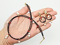 Двухрядный чокер и серьги из бусин черной шпинели и рубиновых шатонов сделают любую женщину загадочной и притягательной. Собрав этот комплект украшений, вы получите незабываемую изюминку для образа прекрасной и таинственной незнакомки.
Сверкающая черным шпинель органично сочетается в алыми каплями шатонов и белоснежным жемчугом майорка. Замочек с удлиняющей цепочкой позволит регулировать длину чокера.
Швензы можно поменять на другие по своему вкусу.
, фото №161122