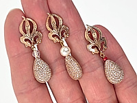 Если вам нравится старинный русский стиль арт деко, то этот набор с фурнитурой в красном золоте точно понравится вам. Сборка доступна любой рукодельнице, которая умеет работать с пином и закручивать его кончик в петельку.
Пин с шапочкой (гвоздик) - основа украшения, красивая крупная бусина капля, украшенная кристаллами и краснымм кораллом, создает образ царственности и роскоши. Для серег мы использовали швензы английский замок.
Мастер - класс, как закручивать пин в петельку, ЗДЕСЬ.
, фото №161143