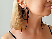 Набор материалов для создания серёжек в стиле Брунело Кучинелли (Brunello Cucinelli) — воплощение элегантной сдержанности и современного шика. В комплект входят мелкие гранёные бусины шпинели глубокого черого оттенка, фурнитура под серебро и швензы пусеты с сияющей каплей из кристаллов.&nbsp;

Из этих элементов легко собрать длинные многослойные серьги, которые мягко переливаются при движении, создавая образ утончённой роскоши и итальянского изящества.

Мастер - класс, как собрать серьги Брунелло Кучинелли, ЗДЕСЬ. &nbsp;
, фото №161194