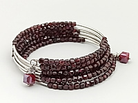 Набор материалов для сборки многорядного браслета на мемори проволоке с гранатом альмандином сочетает благородство природного камня и современный дизайн. В комплект входят гранёные кубики граната глубокого бордового оттенка, серебристые бусины трубочки и прочная проволока с эффектом памяти.
Все элементы гармонично сочетаются, создавая украшение с богатым блеском и элегантным объёмом, которое подчеркнёт индивидуальность и вкус своего обладателя.
Мастер - класс можно посмотреть ЗДЕСЬ.
, фото №161213