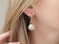 
Набор материалов для создания кулона Lavalier Paspaley с барочной жемчужиной в золотистой ажурной оправе. Дает возможность собрать изящное украшение премиального вида своими руками.

Характеристики

Тип: набор материалов для кулона
Центральный элемент: барочная жемчужина среднего  размера
Оправа: ювелирные цепочки под золото, бусины разделители
Дополнительный элемент: подвеска - капля в оправе цвета золота
Комплектация: ювелирные цепочки, соединительные колечки, пины, декоративные детали
Стиль: лавальер, классический, романтичный, премиальный
Подходит: для самостоятельной сборки украшений
Сложность: базовая, доступна для начинающих

Как носить и с чем сочетать 

Готовый кулон лучше всего раскрывается в образах с открытой линией шеи: V-вырез, лодочка, минималистичные топы или однотонные платья. Он гармоничен как с повседневными сочетаниями, так и с вечерними комплектами. Украшение можно дополнить серьгами из той же серии или сочетать с аккуратными золотистыми аксессуарами. Лёгкое сияние жемчуга делает кулон универсальным и подходящим для любого сезона.

Мастер - класс, как собрать серьги с жемчужной сумочокой Lavalier Paspaley, ЗДЕСЬ.    

Набор материалов для сборки кулона в стиле Lavalier Paspaley создан для тех, кто ценит украшения с характером, утончённостью и выразительной подачей. Центральным элементом композиции является крупная барочная жемчужина с естественным блеском и благородным переливом. Благодаря органичной форме каждый кулон приобретает индивидуальность: ни одна жемчужина не повторяется полностью, что делает готовое украшение уникальным.

Жемчужина помещена в декоративную «сетку», выполненную из тонких золотистых цепочек и миниатюрных бусин. Эта конструкция создаёт впечатление аккуратной сумочки-лавальер, традиционного дизайна, который широко используется в ювелирных домах высокого уровня. Такой стиль подчеркивает естественную красоту жемчуга, усиливает его сияние и формирует изысканный силуэт подвески.

В набор входят цепочки высокого качества, элементы декора, соединительные колечки, разделители и дополнительная каплевидная подвеска, которую можно установить в нижней части кулона для более утончённого акцента. Материалы подобраны по тону, размеру и пропорциям, чтобы процесс сборки был максимально удобным и давал красивый, гармоничный результат. Все соединения продуманы так, чтобы кулон был лёгким, но выразительным, сохраняя комфорт при ношении.

Набор подходит как для начинающих мастеров, так и для тех, кто уже имеет опыт создания украшений. Все элементы совместимы между собой, не требуют использования сложных инструментов, а готовый кулон будет выглядеть как изделие премиального уровня. Такой аксессуар легко станет центральной деталью образа, подчеркнёт индивидуальность и добавит аутентичности любому наряду — от повседневного до торжественного.
, фото №161237