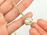 Изящные серьги лавальер с барочной жемчужиной в декоративной золотистой оправе подчеркнут утончённость образа. Лёгкие, эффектные и универсальные — идеальный акцент для любого стиля.

Характиеристики

Тип изделия: серьги лавальер с английским замком
Материал подвески: барочная жемчужина
Фурнитура: люкс, покрытие под золото
Дизайн: подвеска- сумочка, декоративная оправа из ювелирной цепочки
Крепление: швензы английский замок с надежной фиксацией
Стиль: классический, романтичный, минималистичный, вечерний
Вес: лёгкие, комфортные для длительного ношения
Размер: средняя длина — акцентная, но не массивная

С чем и как носить

Серьги идеально подходят к образам с открытой шеей: платьям с V-вырезом, лёгким блузам, топам и вечерним комплектам. Их можно сочетать с жемчужными браслетами, тонкими золотыми цепочками или лаконичными кольцами. Они подчёркивают естественную красоту и отлично работают как дневной, так и вечерний акцент, добавляя в образ благородства и света.

Такие серьги станут идеальным аксессуаром как для повседневной одежды, так и для особых случаев: свиданий, мероприятий, фотосессий, праздничных образов. Они органично вписываются в капсулу любой женщины, подчеркивая вкус и внимание к качественным украшениям.

Мастер - класс, как собрать серьги с жемчужной сумочокой Lavalier Paspaley, ЗДЕСЬ.  &nbsp;

Серьги в стиле Lavalier с подвеской, напоминающей миниатюрную сумочку, — это украшение, созданное специально для тех, кто ценит сочетание мягкой женственности и современной элегантности. Центральный элемент — крупная барочная жемчужина с естественным переливом и уникальной формой, подчёркивающей природное происхождение материала. Она заключена в ажурную золотистую «сетку» из ювелирных цепочек, что создаёт эффект лёгкости, объёма и ювелирной изысканности.

Благодаря продуманной конструкции серьги выглядят выразительно, но остаются комфортными для повседневного ношения. Мягкое сияние жемчуга гармонично сочетается с тёплым блеском фурнитуры в золотом покрытии, позволяя легко вписать украшение как в романтичные, так и в более строгие образы. Такой дизайн особенно выгодно подчёркивает линию шеи, придаёт чертам лица мягкость и делает образ визуально более утончённым и собранным.

Форма подвески в виде мини - сумочки отсылает к ювелирным традициям класса люкс, где внимание к деталям и ощущение «ручной работы» создают особую ценность. Каждая серьга движется плавно, красиво ловя свет и добавляя образу живости. Барочный жемчуг — материал, который никогда не повторяется, поэтому каждая пара получает свой собственный характер.
, фото №161238