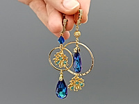 Набор материалов для создания асимметричных серёг с подвесками - веточками коралла и крупными синими кристаллами каплями. Комплект позволяет собрать выразительные, лёгкие и эффектные серьги в современном декоративном стиле.

Характиеристики

Тип изделия: асимметричные серьги с подвесками
Материал подвесок: стеклянные кристаллы, подвески - веточки коралла с голубыми бусинами
Фурнитура: латунь с золочением
Дизайн: контраст крупных каплевидных кристаллов и декоративных веточек, композиционная асимметрия
Стиль: вечерний, современный, декоративный
Вес: лёгкие, рассчитаны на длительное ношение
Размер: разная длина серёжек, подчёркнутая асимметрия

С чем и как носить

Серьги подходят для образов с открытой зоной шеи и минималистичной одеждой, где акцент направлен на украшение. Лучше всего сочетаются с однотонными топами, платьями, блузами в тёплых и глубоких оттенках. Асимметрия подчёркивает индивидуальный стиль, поэтому оптимально дополнять серьги лаконичными кольцами или тонкими браслетами. Прически со сбором волос усиливают выразительность кристаллов и позволяют подвескам красиво открываться в движении.

Мастер - класс, как собрать ассиметричные серьги с подвесками веточками коралла, ЗДЕСЬ.   &nbsp;


, фото №161249