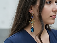 Набор материалов для создания асимметричных серёг с подвесками - веточками коралла и крупными синими кристаллами каплями. Комплект позволяет собрать выразительные, лёгкие и эффектные серьги в современном декоративном стиле.

Характиеристики

Тип изделия: асимметричные серьги с подвесками
Материал подвесок: стеклянные кристаллы, подвески - веточки коралла с голубыми бусинами
Фурнитура: латунь с золочением
Дизайн: контраст крупных каплевидных кристаллов и декоративных веточек, композиционная асимметрия
Стиль: вечерний, современный, декоративный
Вес: лёгкие, рассчитаны на длительное ношение
Размер: разная длина серёжек, подчёркнутая асимметрия

С чем и как носить

Серьги подходят для образов с открытой зоной шеи и минималистичной одеждой, где акцент направлен на украшение. Лучше всего сочетаются с однотонными топами, платьями, блузами в тёплых и глубоких оттенках. Асимметрия подчёркивает индивидуальный стиль, поэтому оптимально дополнять серьги лаконичными кольцами или тонкими браслетами. Прически со сбором волос усиливают выразительность кристаллов и позволяют подвескам красиво открываться в движении.

Мастер - класс, как собрать ассиметричные серьги с подвесками веточками коралла, ЗДЕСЬ.   &nbsp;


, фото №161251