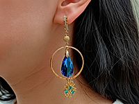 Набор материалов для создания асимметричных серёг с подвесками - веточками коралла и крупными синими кристаллами каплями. Комплект позволяет собрать выразительные, лёгкие и эффектные серьги в современном декоративном стиле.

Характиеристики

Тип изделия: асимметричные серьги с подвесками
Материал подвесок: стеклянные кристаллы, подвески - веточки коралла с голубыми бусинами
Фурнитура: латунь с золочением
Дизайн: контраст крупных каплевидных кристаллов и декоративных веточек, композиционная асимметрия
Стиль: вечерний, современный, декоративный
Вес: лёгкие, рассчитаны на длительное ношение
Размер: разная длина серёжек, подчёркнутая асимметрия

С чем и как носить

Серьги подходят для образов с открытой зоной шеи и минималистичной одеждой, где акцент направлен на украшение. Лучше всего сочетаются с однотонными топами, платьями, блузами в тёплых и глубоких оттенках. Асимметрия подчёркивает индивидуальный стиль, поэтому оптимально дополнять серьги лаконичными кольцами или тонкими браслетами. Прически со сбором волос усиливают выразительность кристаллов и позволяют подвескам красиво открываться в движении.

Мастер - класс, как собрать ассиметричные серьги с подвесками веточками коралла, ЗДЕСЬ.   &nbsp;


, фото №161254