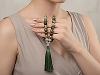 Набор материалов позволит собрать выразительные чётки из зелёного граната гроссуляра — минерала, известного своей природной палитрой и живой фактурой. Бусины обладают мягким, естественным блеском, а игра оттенков — от оливкового до глубокого хвойного — делает изделие визуально объёмным и благородным.&nbsp;
В комплект входят декоративные ажурные бусины, которые создают изящные акценты и формируют выразительный центральный узел. Шёлковая кисть насыщенного зелёного цвета идеально дополняет природную гамму гроссуляра и придаёт чёткам завершённый, аккуратный вид.&nbsp;

Характеристики

Тип изделия: набор для сборки чёток
Основной материал: бусины натурального граната гроссуляра
Диаметр бусин: 10 мм&nbsp;
Фурнитура: ажурные бусины и разделители с фианитами
Кисть: шёлковая, плотная, тёмно-зелёная
Стиль: этника, минимализм, медитативные аксессуары
Назначение: чётки, талисман, авторский аксессуар

С чем и как носить

Чётки из зелёного граната гроссуляра можно использовать как стильный аксессуар, гармонирующий с повседневными и этническими образами, либо как медитативный инструмент для практики концентрации и успокоения.&nbsp;
Их держат в руках, перебирают бусины во время молитвы, медитации или дыхательных упражнений. Благодаря благородной палитре гроссуляра такие чётки подходят и женщинам, и мужчинам, подчёркивают индивидуальность и становятся личным талисманом, который удобно носить с собой в сумке или на запястье, наматывая в несколько рядов.

Мастер - класс, как собрать четки, ЗДЕСЬ.&nbsp;
, фото №161261