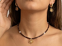 Элегантный набор материалов для сборки чокера и серёжек с "шоколадным" гематитом и золотистыми подвесками в форме веточек кораллов - стильный, современный и легко собираемый комплект, который создаёт гармоничный образ без лишних усилий.
Рифленые бусины гематита хейши создают выразительную фактуру, а золотистые подвески добавляют динамику и роскошный акцент. Нежные бусины майорки с жемчужно-белым оттенком делают композицию лёгкой и женственной.
Характеристики
Тип изделия: набор материалов для чокера и серёжек
Основной материал: бусины гематита шоколадного оттенка
Подвески: золотистые подвески коралловые веточки
Фурнитура: гипоаллергенная, латунь, швензы сеточки конго, замочек с удлинителем
Акценты: бусины жемчуга майорка
Стиль: минимализм, акцентная геометрия, современная классика
Как и с чем носить
Готовый комплект идеально вписывается в современные образы: чокер подчёркивает линию шеи, а серьги с коралловыми подвесками добавляют движения и лёгкого сияния. Украшения отлично смотрятся с базовой одеждой — однотонными топами, рубашками, платьями простого кроя.
Чокер можно носить соло или сочетать с более длинными цепочками для многослойности. Тёплая золотисто-шоколадная гамма подходит как для дневных, так и для вечерних образов, подчёркивает загар и естественные оттенки кожи.
Мастер-класс, как собрать чокер, ЗДЕСЬ.
, фото №161268