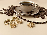 Элегантный набор материалов для сборки чокера и серёжек с "шоколадным" гематитом и золотистыми подвесками в форме веточек кораллов - стильный, современный и легко собираемый комплект, который создаёт гармоничный образ без лишних усилий.
Рифленые бусины гематита хейши создают выразительную фактуру, а золотистые подвески добавляют динамику и роскошный акцент. Нежные бусины майорки с жемчужно-белым оттенком делают композицию лёгкой и женственной.
Характеристики
Тип изделия: набор материалов для чокера и серёжек
Основной материал: бусины гематита шоколадного оттенка
Подвески: золотистые подвески коралловые веточки
Фурнитура: гипоаллергенная, латунь, швензы сеточки конго, замочек с удлинителем
Акценты: бусины жемчуга майорка
Стиль: минимализм, акцентная геометрия, современная классика
Как и с чем носить
Готовый комплект идеально вписывается в современные образы: чокер подчёркивает линию шеи, а серьги с коралловыми подвесками добавляют движения и лёгкого сияния. Украшения отлично смотрятся с базовой одеждой — однотонными топами, рубашками, платьями простого кроя.
Чокер можно носить соло или сочетать с более длинными цепочками для многослойности. Тёплая золотисто-шоколадная гамма подходит как для дневных, так и для вечерних образов, подчёркивает загар и естественные оттенки кожи.
Мастер-класс, как собрать чокер, ЗДЕСЬ.
, фото №161269