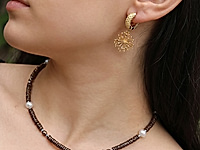 Элегантный набор материалов для сборки чокера и серёжек с "шоколадным" гематитом и золотистыми подвесками в форме веточек кораллов - стильный, современный и легко собираемый комплект, который создаёт гармоничный образ без лишних усилий.
Рифленые бусины гематита хейши создают выразительную фактуру, а золотистые подвески добавляют динамику и роскошный акцент. Нежные бусины майорки с жемчужно-белым оттенком делают композицию лёгкой и женственной.
Характеристики
Тип изделия: набор материалов для чокера и серёжек
Основной материал: бусины гематита шоколадного оттенка
Подвески: золотистые подвески коралловые веточки
Фурнитура: гипоаллергенная, латунь, швензы сеточки конго, замочек с удлинителем
Акценты: бусины жемчуга майорка
Стиль: минимализм, акцентная геометрия, современная классика
Как и с чем носить
Готовый комплект идеально вписывается в современные образы: чокер подчёркивает линию шеи, а серьги с коралловыми подвесками добавляют движения и лёгкого сияния. Украшения отлично смотрятся с базовой одеждой — однотонными топами, рубашками, платьями простого кроя.
Чокер можно носить соло или сочетать с более длинными цепочками для многослойности. Тёплая золотисто-шоколадная гамма подходит как для дневных, так и для вечерних образов, подчёркивает загар и естественные оттенки кожи.
Мастер-класс, как собрать чокер, ЗДЕСЬ.
, фото №161273