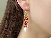 Набор материалов для сборки эффектных сережек в технике «виноград» с мягким градиентом цвета — от солнечно-жёлтых оттенков к насыщенным оранжево-красным. Он включает тщательно подобранные гранёные фианиты, которые образуют плотную, объёмную виноградную кисть и красиво играют на свету. В качестве основы используется изящная ювелирная цепочка, позволяющая легко выстроить структуру «грозди» и добиться аккуратного равномерного падения элементов. Швензы крючки с позолоченым покрытием дополнены сверкающим кристаллом, что добавляет изделию воздушности и подчёркивает сияние камней. В комплект входят качественные пины, необходимые для крепления бусин и формирования аккуратных подвесов.
Характеристики
Тип изделия: набор материалов для создания серёжек в технике «виноград»
Бусины: гранёные цветные фианиты с градиентом
Фурнитура: швензы крючки с золочением и кристаллом, ювелирная цепочка, пины
Цветовая гамма: жёлтый - оранжевый - красный
Стиль: женственный, нарядный, романтичный
Уровень сложности: подходит начинающим и опытным мастерам
Как и с чем носить
Готовые серьги в технике «виноград» создают эффект мягкого свечения и подчёркивают линию шеи, поэтому идеально подходят для образов, где важна лёгкость и движение. Их можно сочетать с однотонными платьями тёплых оттенков, базовыми блузами, воздушными рубашками, а также летними образами в натуральных тканях. Градиент от жёлтого к красному добавляет яркий акцент, поэтому украшение хорошо смотрится как с нейтральными цветами (белый, кремовый, бежевый), так и с контрастными — например, с шоколадным, оливковым или тёмно-синим. Такие серьги уместны и в повседневном стиле, и в праздничном — они привлекают внимание, но остаются элегантными.
Мастер - класс, как собрать серьги виноград, ЗДЕСЬ.
, фото №161277