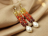 Набор материалов для сборки эффектных сережек в технике «виноград» с мягким градиентом цвета — от солнечно-жёлтых оттенков к насыщенным оранжево-красным. Он включает тщательно подобранные гранёные фианиты, которые образуют плотную, объёмную виноградную кисть и красиво играют на свету. В качестве основы используется изящная ювелирная цепочка, позволяющая легко выстроить структуру «грозди» и добиться аккуратного равномерного падения элементов. Швензы крючки с позолоченым покрытием дополнены сверкающим кристаллом, что добавляет изделию воздушности и подчёркивает сияние камней. В комплект входят качественные пины, необходимые для крепления бусин и формирования аккуратных подвесов.
Характеристики
Тип изделия: набор материалов для создания серёжек в технике «виноград»
Бусины: гранёные цветные фианиты с градиентом
Фурнитура: швензы крючки с золочением и кристаллом, ювелирная цепочка, пины
Цветовая гамма: жёлтый - оранжевый - красный
Стиль: женственный, нарядный, романтичный
Уровень сложности: подходит начинающим и опытным мастерам
Как и с чем носить
Готовые серьги в технике «виноград» создают эффект мягкого свечения и подчёркивают линию шеи, поэтому идеально подходят для образов, где важна лёгкость и движение. Их можно сочетать с однотонными платьями тёплых оттенков, базовыми блузами, воздушными рубашками, а также летними образами в натуральных тканях. Градиент от жёлтого к красному добавляет яркий акцент, поэтому украшение хорошо смотрится как с нейтральными цветами (белый, кремовый, бежевый), так и с контрастными — например, с шоколадным, оливковым или тёмно-синим. Такие серьги уместны и в повседневном стиле, и в праздничном — они привлекают внимание, но остаются элегантными.
Мастер - класс, как собрать серьги виноград, ЗДЕСЬ.
, фото №161278