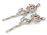 Подвеска  "Серебряная роза с рубином"  для создания бижутерии (украшений). Покрытие - родий. Вставки - бутон розы инкрустирован красным фианитоми. Размеры - 50х15х7. Размеры замкнутого подвесного колечка  - 1.5х0.8 мм. С обратной стороы бутона розы разъемное подвесное колечко - 1.5х0.8. Размеры ножки розы - 30х14х2 мм. Размеры бутона - 15х14х7 мм, бутон можно отделить от ножки и использовать отдельно. Цена указана за штуку.


, фото №161345