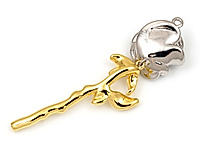 Подвеска  "Роза с рубином"  для создания бижутерии (украшений). Покрытие - родий, золото 14К. Вставки - бутон розы инкрустирован красным фианитоми. Размеры - 50х15х7. Размеры замкнутого подвесного колечка  - 1.5х0.8 мм. С обратной стороы бутона розы разъемное подвесное колечко - 1.5х0.8. Размеры ножки розы - 30х14х2 мм. Размеры бутона - 15х14х7 мм, бутон можно отделить от ножки и использовать отдельно. Цена указана за штуку.


, фото №161348