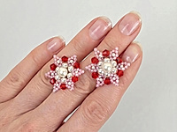 В набор материалов для плетения сережек снежинок пусет входит жемчуг майорка для выразительного центра, сверкающие биконусы, мелкие бусины с фианитами для лучей, прочная нить и серебряная фурнитура. Материалы подобраны по размеру и цвету, чтобы результат выглядел аккуратно и профессионально даже у начинающих рукодельниц.

С чем и как носить

Серьги снежинки идеально дополнят зимние и праздничные образы. Их носят с уютными свитерами, вечерними платьями, новогодними нарядами и романтичными луками. Актуальны зимой, на праздниках, свиданиях и в качестве нежного акцента в повседневном стиле.

Мастер - класс, как собрать серьги снежинки, ЗДЕСЬ.    &nbsp;
, фото №161492