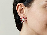 В набор материалов для плетения сережек снежинок пусет входит жемчуг майорка для выразительного центра, сверкающие биконусы, мелкие бусины с фианитами для лучей, прочная нить и серебряная фурнитура. Материалы подобраны по размеру и цвету, чтобы результат выглядел аккуратно и профессионально даже у начинающих рукодельниц.

С чем и как носить

Серьги снежинки идеально дополнят зимние и праздничные образы. Их носят с уютными свитерами, вечерними платьями, новогодними нарядами и романтичными луками. Актуальны зимой, на праздниках, свиданиях и в качестве нежного акцента в повседневном стиле.

Мастер - класс, как собрать серьги снежинки, ЗДЕСЬ.    &nbsp;
, фото №161495