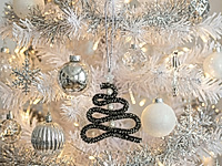 Набор материалов для сборки новогодней елочкки из стразового шнура, бусин жемчуга майорка и стеклянной звездочки. Размеры ёлочки можно уменьшить, превратив её в подвеску для новогоднего кулона и серёжек.

Мастер - класс, как собрать елочку, ЗДЕСЬ. &nbsp;
, фото №161497