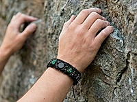 Набор материалов для плетеного браслета с бусинами сердечками малахита, чёрного агата, фурнитуры под серебро. Стильный, строгий  универсальный дизайн. Подойдёт и мужчинам, и женщинам.&nbsp;

Ширину браслета можно менять, прибавляя либо убавляя количество шнуров, бусины и фурнитура также могут быть заменены на любые другие по форме, цвету и расположению.&nbsp;

Мастер - класс, как собрать плетёный браслет, ЗДЕСЬ. &nbsp;
, фото №161531