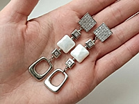 Квадратные серьги с жемчугом майорка - идея со стильным геометрическим акцентом. Прямоугольные швензы, украшенные фианитами, дополняют подвески похожей формы, а белоснежное сияние жемчуга усиливает чёткость форм, линий, порядка и организованности.&nbsp;

Собираются легко и быстро с использованием пинов и бусин.
Цвет и размеры квадратных бусин жемчуга майорка можно поменять на золотой, шоколадный, сиреневый, кремовый и т.д.
, фото №161565