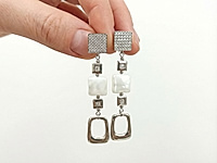 Квадратные серьги с жемчугом майорка - идея со стильным геометрическим акцентом. Прямоугольные швензы, украшенные фианитами, дополняют подвески похожей формы, а белоснежное сияние жемчуга усиливает чёткость форм, линий, порядка и организованности.&nbsp;

Собираются легко и быстро с использованием пинов и бусин.
Цвет и размеры квадратных бусин жемчуга майорка можно поменять на золотой, шоколадный, сиреневый, кремовый и т.д.
, фото №161568