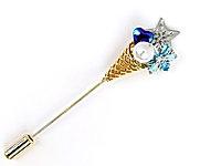 Набор материалов для сборки броши бутоньерки с подвесками и бусинами снежинки, звезды и сердечка дополнена жемчугом майорка и сияющими бусинами.
Изящно смотрится на пальто, жакете или шарфе, добавляя образу морозный акцент и элегантный блеск. Подходит для повседневных и новогодних образов.
Мастер - класс, как собрать брошь бутоньерку с зимним букетом, ЗДЕСЬ.
, фото №161595