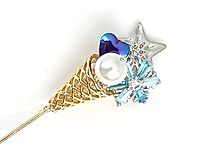 Набор материалов для сборки броши бутоньерки с подвесками и бусинами снежинки, звезды и сердечка дополнена жемчугом майорка и сияющими бусинами.
Изящно смотрится на пальто, жакете или шарфе, добавляя образу морозный акцент и элегантный блеск. Подходит для повседневных и новогодних образов.
Мастер - класс, как собрать брошь бутоньерку с зимним букетом, ЗДЕСЬ.
, фото №161596