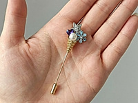 Набор материалов для сборки броши бутоньерки с подвесками и бусинами снежинки, звезды и сердечка дополнена жемчугом майорка и сияющими бусинами.
Изящно смотрится на пальто, жакете или шарфе, добавляя образу морозный акцент и элегантный блеск. Подходит для повседневных и новогодних образов.
Мастер - класс, как собрать брошь бутоньерку с зимним букетом, ЗДЕСЬ.
, фото №161597