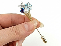 Набор материалов для сборки броши бутоньерки с подвесками и бусинами снежинки, звезды и сердечка дополнена жемчугом майорка и сияющими бусинами.
Изящно смотрится на пальто, жакете или шарфе, добавляя образу морозный акцент и элегантный блеск. Подходит для повседневных и новогодних образов.
Мастер - класс, как собрать брошь бутоньерку с зимним букетом, ЗДЕСЬ.
, фото №161598