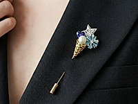 Набор материалов для сборки броши бутоньерки с подвесками и бусинами снежинки, звезды и сердечка дополнена жемчугом майорка и сияющими бусинами.
Изящно смотрится на пальто, жакете или шарфе, добавляя образу морозный акцент и элегантный блеск. Подходит для повседневных и новогодних образов.
Мастер - класс, как собрать брошь бутоньерку с зимним букетом, ЗДЕСЬ.
, фото №161599