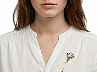 Набор материалов для сборки броши бутоньерки с подвесками и бусинами снежинки, звезды и сердечка дополнена жемчугом майорка и сияющими бусинами.
Изящно смотрится на пальто, жакете или шарфе, добавляя образу морозный акцент и элегантный блеск. Подходит для повседневных и новогодних образов.
Мастер - класс, как собрать брошь бутоньерку с зимним букетом, ЗДЕСЬ.
, фото №161600