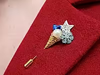 Набор материалов для сборки броши бутоньерки с подвесками и бусинами снежинки, звезды и сердечка дополнена жемчугом майорка и сияющими бусинами.&nbsp;

Изящно смотрится на пальто, жакете или шарфе, добавляя образу морозный акцент и элегантный блеск. Подходит для повседневных и новогодних образов.

Мастер - класс, как собрать брошь бутоньерку с зимним букетом, ЗДЕСЬ.&nbsp;
, фото №161601