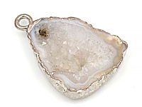 Подвеска среза жеоды морозного агата в оправе цвета "серебро". Месторождение - Бразилия. Подвес - 2 мм. Размеры и вес усреднены. Мелкие выемки.
, фото №162220