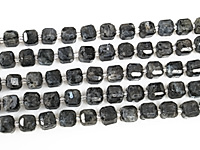 Граненые бусины кубики ларвикита (спектролит или лабрадоритовый полевой шпат). Торговые названия - черный лабрадор, черный лунный камень. Место добычи - Норвегия. Диаметр отверстия 1.2 мм. Размеры, вес, длина и количество бусин на нити указаны примерно. Точнее замеряем по требованию. Мелкие выемки.
, фото №162313