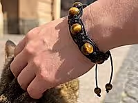 Набор материалов для создания плетёного мужского браслета шамбала с выразительными бусинами тигрового глаза. Подходит для самостоятельного изготовления оригинального аксессуара.
Как и с чем носить
Стильный аксессуар для повседневных и деловых образов, отлично сочетается с часами, костюмом, джинсами и рубашкой.
Мастер - класс, как собрать плетёный ажурный браслет шамбала, ЗДЕСЬ.
, фото №162358