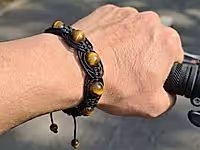 Набор материалов для создания плетёного мужского браслета шамбала с выразительными бусинами тигрового глаза. Подходит для самостоятельного изготовления оригинального аксессуара.
Как и с чем носить
Стильный аксессуар для повседневных и деловых образов, отлично сочетается с часами, костюмом, джинсами и рубашкой.
Мастер - класс, как собрать плетёный ажурный браслет шамбала, ЗДЕСЬ.
, фото №162359