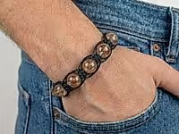 Набор материалов для создания плетёного мужского браслета шамбала с яркими бусинами медного рутилового кварца волосатика. Подходит для самостоятельного изготовления оригинального аксессуара.
Как и с чем носить
Стильный аксессуар для повседневных и деловых образов, отлично сочетается с часами, костюмом, джинсами и рубашкой.
Мастер - класс, как собрать плетёный ажурный браслет шамбала, ЗДЕСЬ.
, фото №162361