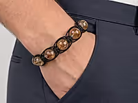 Набор материалов для создания плетёного мужского браслета шамбала с яркими бусинами медного рутилового кварца волосатика. Подходит для самостоятельного изготовления оригинального аксессуара.
Как и с чем носить
Стильный аксессуар для повседневных и деловых образов, отлично сочетается с часами, костюмом, джинсами и рубашкой.
Мастер - класс, как собрать плетёный ажурный браслет шамбала, ЗДЕСЬ.
, фото №162365