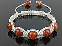 Набор материалов для создания плетёного мужского браслета шамбала с яркими бусинами сардоникса. Подходит для самостоятельного изготовления оригинального аксессуара.
Как и с чем носить
Стильный аксессуар для повседневных и деловых образов, отлично сочетается с часами, костюмом, джинсами и рубашкой.
Мастер - класс, как собрать плетёный ажурный браслет шамбала, ЗДЕСЬ.
, фото №162374