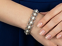 Набор материалов для создания эффектного брасдета в стиле David Webb, собранного из ювелирной цепочки и натурального жемчуга рис. Комплект подойдёт для самостоятельной сборки украшения с выразительным характером и сложной фактурой. Жемчуг мягко оттеняет металл, создавая баланс между классикой и смелым дизайном.
Как и с чем носить
Мастер - класс, как собрать парчовое колье и браслет в стиле David Webb , ЗДЕСЬ.
, фото №162453