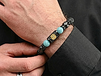 Набор материалов для стильного мужского браслета с бусинами чёрной лавы, серебристого обсидиана, амазонита и черной фурнитуры. Центральный элемент - бусина с золотым львом, инкрустированная черными фианитами - центр притяжения украшения. Для мужчин с сильным характером.

Ширину браслета можно менять, прибавляя либо убавляя количество бусин. Эластичная резинка в два ряда надежно фиксируется специальным узлом.&nbsp;

Мастер - класс, как собрать мужской браслет на резинку, ЗДЕСЬ.&nbsp;
, фото №162784