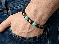 Набор материалов для стильного мужского браслета с бусинами чёрной лавы, серебристого обсидиана, амазонита и черной фурнитуры. Центральный элемент - бусина с золотым львом, инкрустированная черными фианитами - центр притяжения украшения. Для мужчин с сильным характером.

Ширину браслета можно менять, прибавляя либо убавляя количество бусин. Эластичная резинка в два ряда надежно фиксируется специальным узлом.&nbsp;

Мастер - класс, как собрать мужской браслет на резинку, ЗДЕСЬ.&nbsp;
, фото №162786
