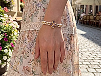 Мастер - класс по сборке изящного браслета с жемчугом майорка и ювелирной цепочкой. Центральный элемент украшения - клевер, собранный из четырёх бусин в форме сердечек. Дизайн вдохновлён культовым колье Bulgari с сердцем из аметиста и сочетает в себе символику чувств и удачи.&nbsp;

Как и с чем носить

Жемчуг майорка придаёт браслету благородный блеск и аккуратную форму, а цепочка делает его лёгким и комфортным для повседневной носки. Браслет подходит к романтичным, классическим и вечерним образам, легко комбинируется с другими украшениями и станет отличным подарком или авторским украшением, созданным своими руками.

Мастер - класс, как собрать браслет с клевером из сердечек, ЗДЕСЬ.&nbsp;
, фото №162789