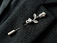 Набор материалов для сборки броши «Серебряная роза» - изящный акцент с тонким ювелирным настроением. Миниатюрная подвеска в виде розы закреплена на основе - игле и красиво движется при носке, добавляя образу живости и света. Холодный серебристый оттенок подчеркивает фактуру металла и утончённые детали лепестков.&nbsp;

Как и с чем носить

Брошь гармонично смотрится на жакетах, пальто, платьях, шарфах и блузах, легко вписываясь как в повседневные, так и в вечерние образы. Элегантный аксессуар для тех, кто ценит детали и сдержанную выразительность.

Мастер - класс, как собрать брошь с серебряной розой, ЗДЕСЬ.&nbsp;
, фото №162792