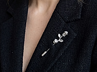 Набор материалов для сборки броши «Серебряная роза» - изящный акцент с тонким ювелирным настроением. Миниатюрная подвеска в виде розы закреплена на основе - игле и красиво движется при носке, добавляя образу живости и света. Холодный серебристый оттенок подчеркивает фактуру металла и утончённые детали лепестков.&nbsp;

Как и с чем носить

Брошь гармонично смотрится на жакетах, пальто, платьях, шарфах и блузах, легко вписываясь как в повседневные, так и в вечерние образы. Элегантный аксессуар для тех, кто ценит детали и сдержанную выразительность.

Мастер - класс, как собрать брошь с серебряной розой, ЗДЕСЬ.&nbsp;
, фото №162793