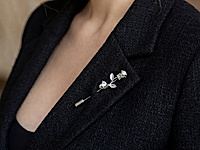 Набор материалов для сборки броши «Серебряная роза» - изящный акцент с тонким ювелирным настроением. Миниатюрная подвеска в виде розы закреплена на основе - игле и красиво движется при носке, добавляя образу живости и света. Холодный серебристый оттенок подчеркивает фактуру металла и утончённые детали лепестков.&nbsp;

Как и с чем носить

Брошь гармонично смотрится на жакетах, пальто, платьях, шарфах и блузах, легко вписываясь как в повседневные, так и в вечерние образы. Элегантный аксессуар для тех, кто ценит детали и сдержанную выразительность.

Мастер - класс, как собрать брошь с серебряной розой, ЗДЕСЬ.&nbsp;
, фото №162794