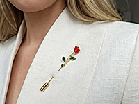 Набор материалов для сборки броши «Красная роза» - изящный акцент с тонким ювелирным настроением. Миниатюрная подвеска в виде розы закреплена на основе - игле и красиво движется при носке, добавляя образу живости и света. Холодный серебристый оттенок подчеркивает фактуру металла и утончённые детали лепестков.&nbsp;

Как и с чем носить

Брошь гармонично смотрится на жакетах, пальто, платьях, шарфах и блузах, легко вписываясь как в повседневные, так и в вечерние образы. Элегантный аксессуар для тех, кто ценит детали и сдержанную выразительность.

Мастер - класс, как собрать брошь с красной розой, ЗДЕСЬ.&nbsp;
, фото №162798