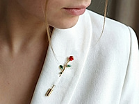 Набор материалов для сборки броши «Красная роза» - изящный акцент с тонким ювелирным настроением. Миниатюрная подвеска в виде розы закреплена на основе - игле и красиво движется при носке, добавляя образу живости и света. Холодный серебристый оттенок подчеркивает фактуру металла и утончённые детали лепестков.&nbsp;

Как и с чем носить

Брошь гармонично смотрится на жакетах, пальто, платьях, шарфах и блузах, легко вписываясь как в повседневные, так и в вечерние образы. Элегантный аксессуар для тех, кто ценит детали и сдержанную выразительность.

Мастер - класс, как собрать брошь с красной розой, ЗДЕСЬ.&nbsp;
, фото №162799